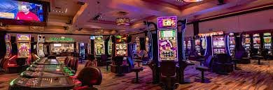 na 97 Diamond Empire mein Live Tables aur Premium Slots